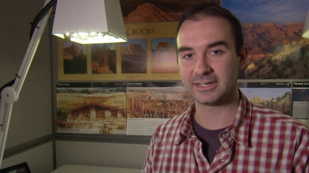 Microsoft-Forscher Sasa Junuzovic demonstriert den Illumishare-Projektor. (Screenshot: Golem.de)