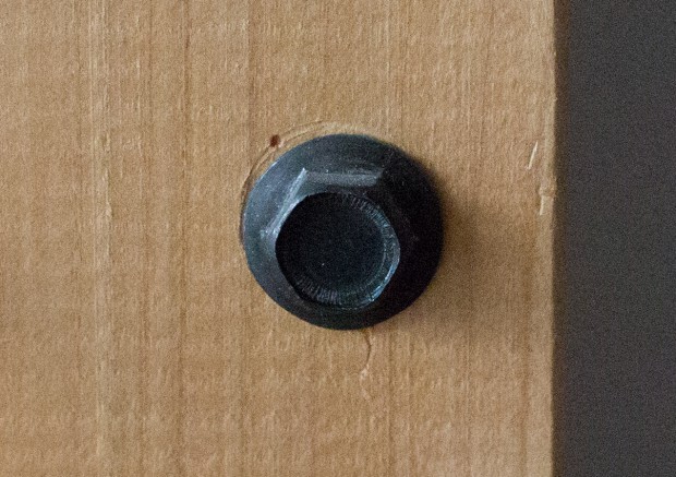 Canon 5D Mark III: Ausschnitt einer Aufnahme bei Tageslicht im Innenraum mit ISO 12800, 1/320 Sekunden bei f/8 (Objektiv Canon EF 50 mm 1:1,4 UMS)