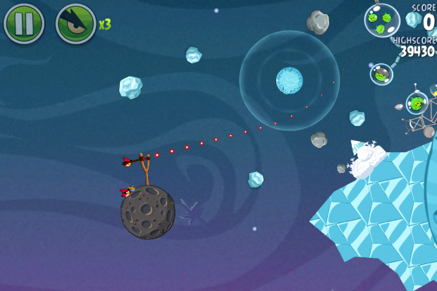 Ein klassischer roter Vogel vor dem Start