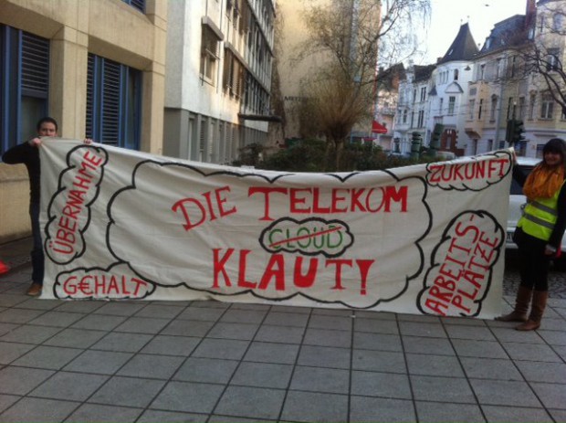 Menschenkette vor Telekom-Zentrale