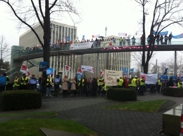 Menschenkette vor Telekom-Zentrale