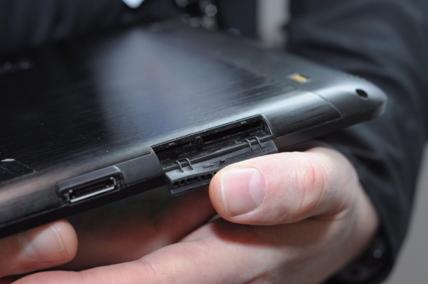 SIM- und SD-Karten-Schacht sind hinter einer Klappe.