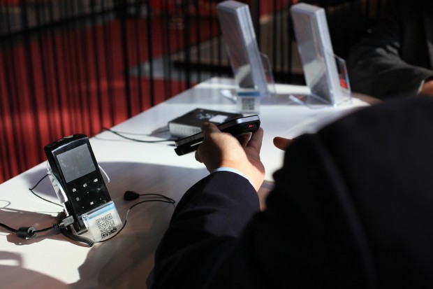 Aiptek Mobilecinema i50 -Pico-Projektor für das iPhone 4 und iPhone 4S