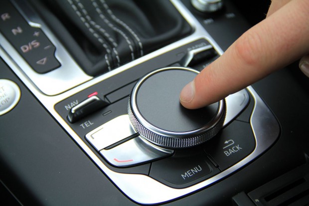 Die Bedienung erfolgt über einen Drehknopf, dessen Oberfläche ein Touchpad ist. (Foto: Werner Pluta/Golem.de)