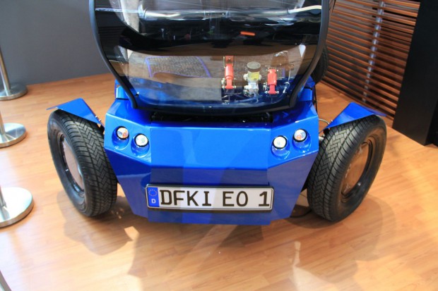 ... hat vier steuerbare Räder. (Foto: Werner Pluta/Golem.de)