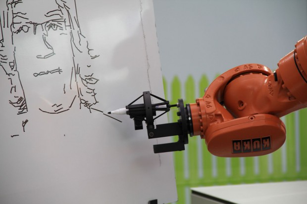 Der Roboter zeichnet ein Linienbild, ... (Foto: Werner Pluta/Golem.de)