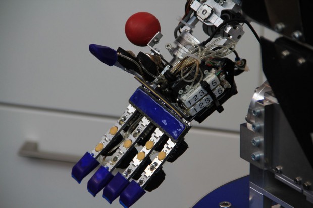 ... mit einer pneumatischen Hand. (Foto: Werner Pluta/Golem.de)