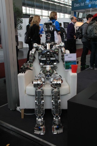 Armar IV hat zwei Beine, sitzt aber noch untätig herum. (Foto: Werner Pluta/Golem.de)