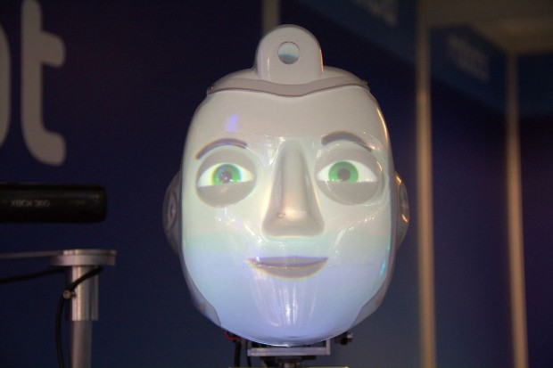 Per Rückprojektion erhält er ein Minenspiel - er kann freundlich... (Foto: Werner Pluta/Golem.de)