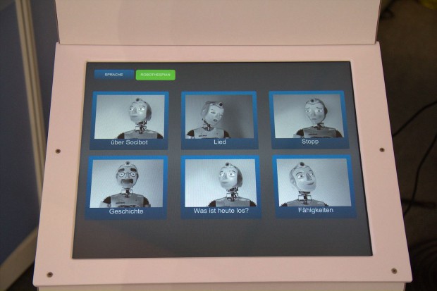 Bedient wird der Socibot unter anderem über einen Touchscreen. (Foto: Werner Pluta/Golem.de)