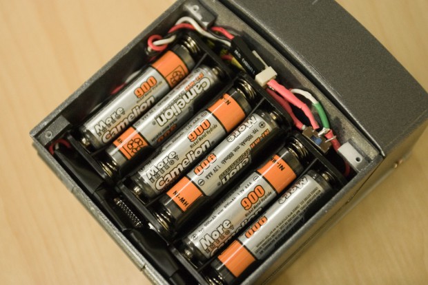 Die erste Version des Tricorders wird noch mit herkömmlichen AA-Batterien betrieben.