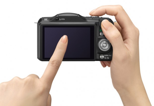 Die Bedienung der Panasonic Lumix GF5 erfolgt über einen Touchscreen. (Bild: Panasonic)
