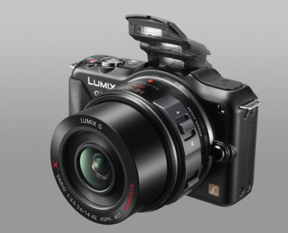 Panasonic Lumix GF5 mit aufgeklapptem Blitz (Bild: Panasonic)