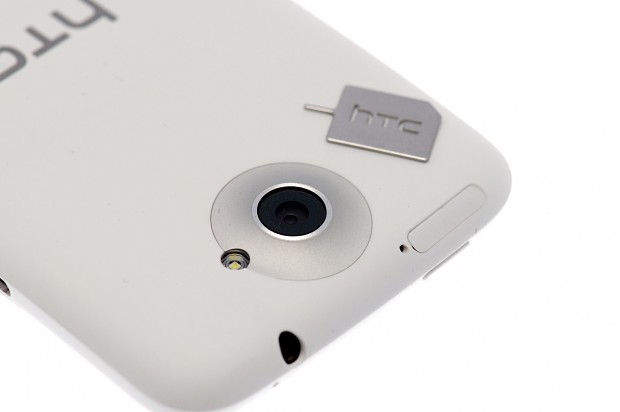 Die Rückseite des HTC One X mit dem Dorn für den Einschub für die Micro-SIM-Karte