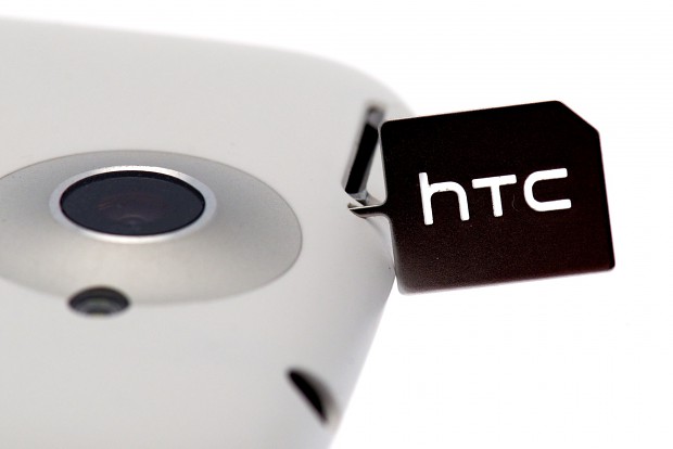 Der mitgelieferte Dorn und der SIM-Karten-Einschub