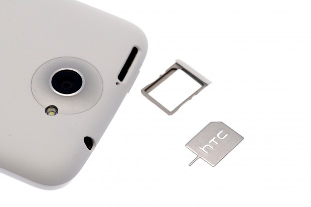 Der mitgelieferte Dorn und der SIM-Karten-Einschub