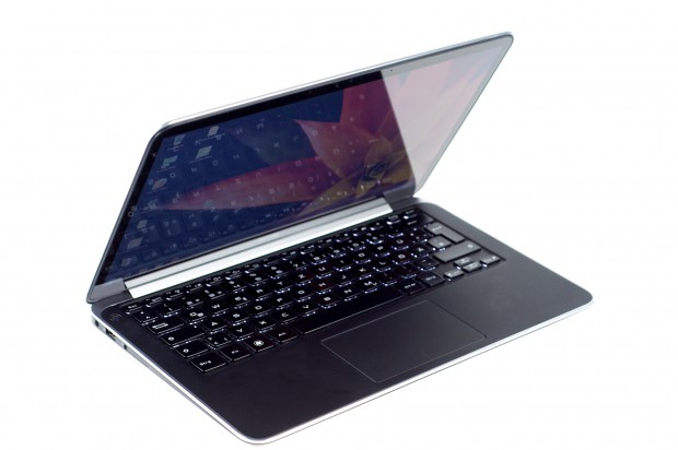 Das Display spiegelt und die Tastatur hat eine Hintergrundbeleuchtung.