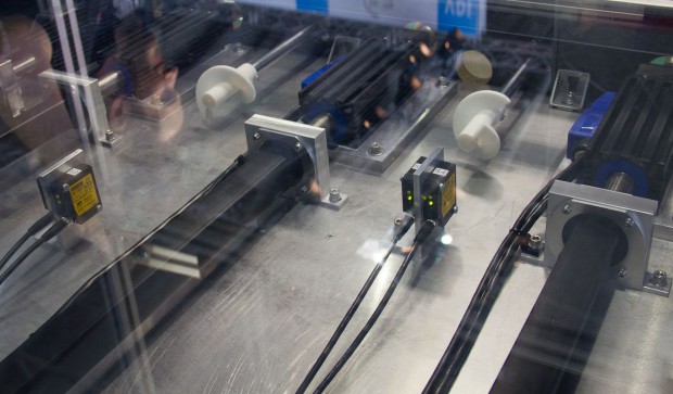 Blick auf die Mechanik mit dem Antrieb für die Griffstangen des Computers (in Schwarz) und denen der Gegner mit der Schnecke für die Postionserkennung (Foto: Werner Pluta/Golem.de)