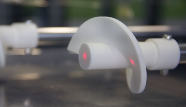 Anhand der Laserpunkte auf dem Zylinder und der umlaufenden schiefen Ebene errechnet der Computer Position und Winkel der gegnerischen Spieler. (Foto: Werner Pluta/Golem.de)