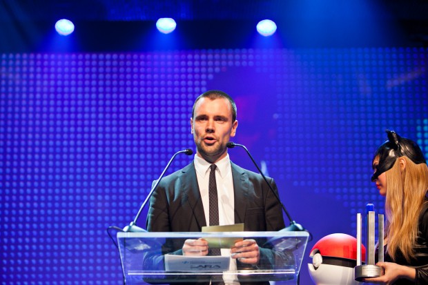 Deutscher Computerspielpreis 2012 - Der Umschlag mit dem Gewinner in der Kategorie bestes deutsches Spiel wird von USK-Leiter Felix Falk ge&ouml;ffnet... (Bild: Maximilian Knop/Konsole Labs)