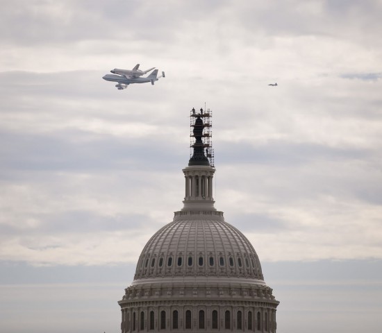 Die Discovery huckepack über dem Capitol in Washington (Foto: Nasa)