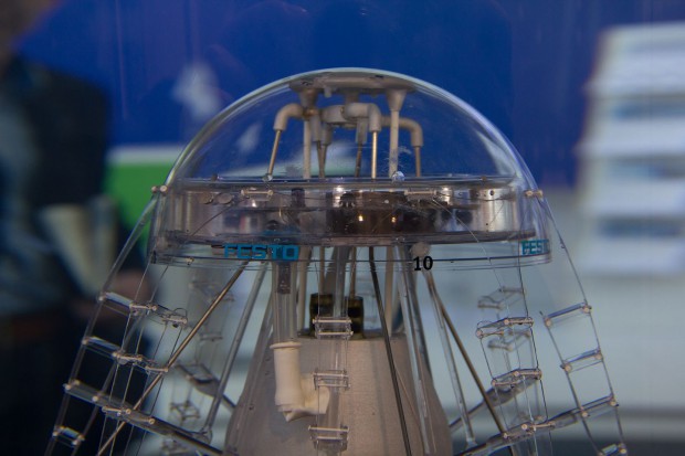 Schwarmroboter kommunizieren mit Hilfe von Infrarotdioden, die auf einem Ring um die durchsichtige Halbkugel sitzen. (Foto: Werner Pluta/Golem.de)