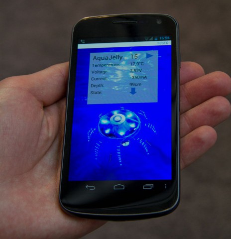 Über eine App können Messebesucher auf ihrem Android-Smartphone Daten von den Aquajellys abrufen. (Foto: Werner Pluta/Golem.de)