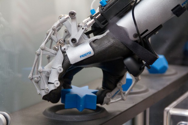 Wenn die Roboterhand etwas greift, wird der Eindruck auf die Exohand des Menschen übertragen, so dass dieser spürt, was jene hält. (Foto: Werner Pluta/Golem.de)