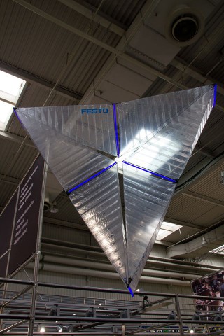 Vortrieb entsteht durch eine Umstülpbewegung, die Inversion. Drei Servomotoren dienen als Antrieb. (Foto: Werner Pluta/Golem.de)