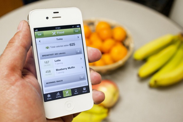 Die Fitbit-Apps für iOS und Android können den Tracker noch nicht selbst auslesen. (Bild: Fitbit)