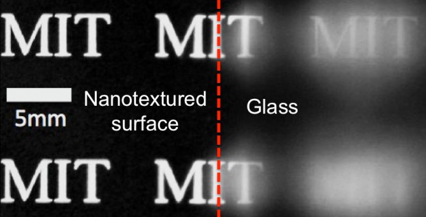 So beschlägt das beschichtete Glas nicht - wie dieser Vergleich zeigt. (Bild: Kyoo-Chul Park, Hyungryul Choi/MIT)
