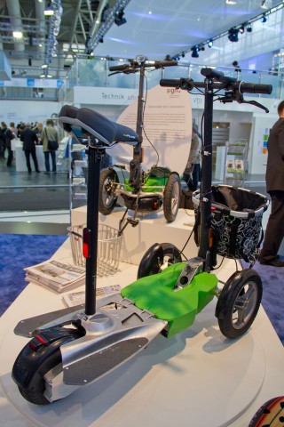 Scuddy sei ein Stehroller mit Sitzfunktion - aber stehend fahren mache mehr Spaß. (Foto: Werner Pluta/Golem.de)