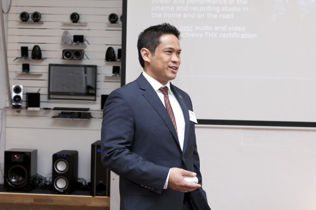 Peter Vasay von THX bei einer Präsentation beim Berliner Lautsprecherhersteller Teufel (Bild: Teufel)