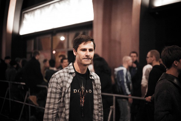 Jason Regier von Blizzard guckt sich die lange Schlange an.