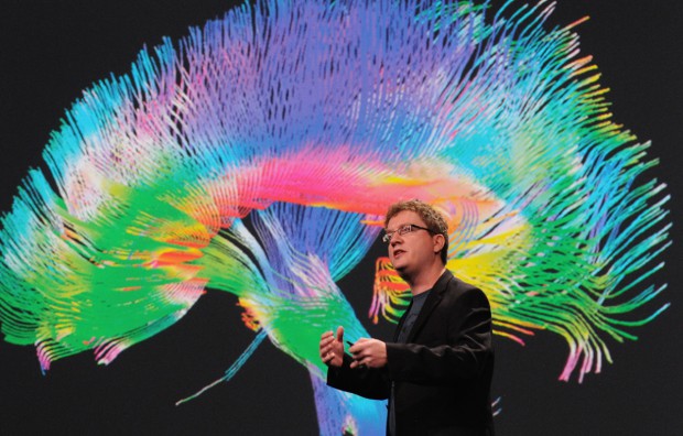 Iain Couzin vor einem Modell des menschlichen Gehirns