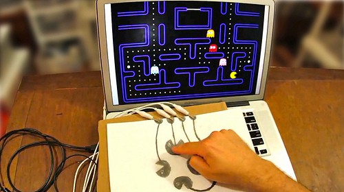 Pac-Man mit selbstgemaltem Steuerkreuz - Quelle: Makemakey.com