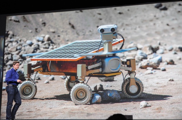 Robert Boehme vor einem Bild von Asimov