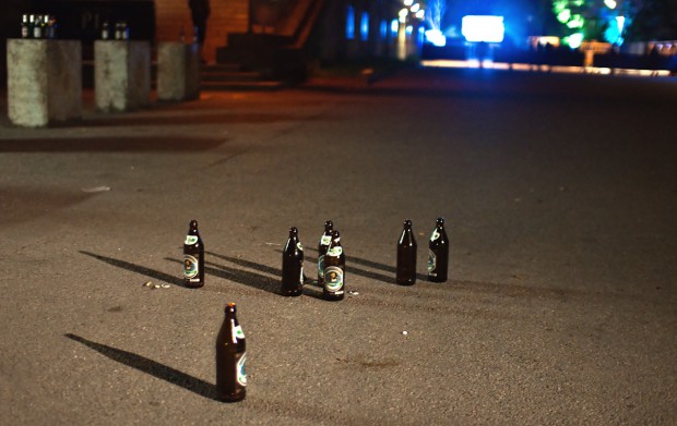 Einige Gäste feierten mit mitgebrachtem Bier schon vor dem Eingang.