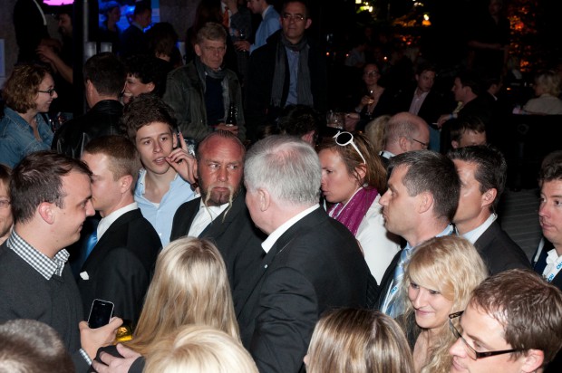 Der junge Mann links telefoniert statt zu twittern.