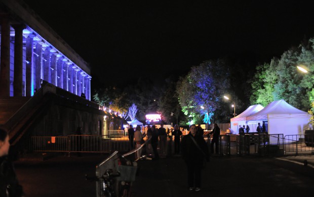 Der breite Zugang war für Menschenmassen ausgelegt.