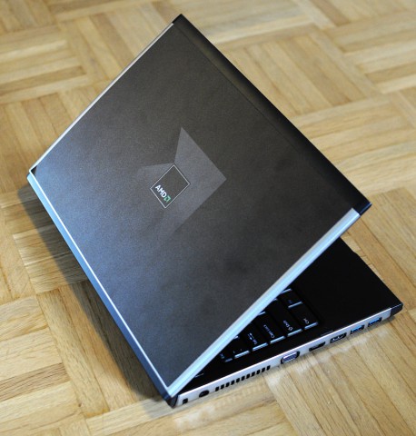 AMDs Prototyp-System. Unter dem AMD-Aufkleber steckt ein Dell-Notebook.