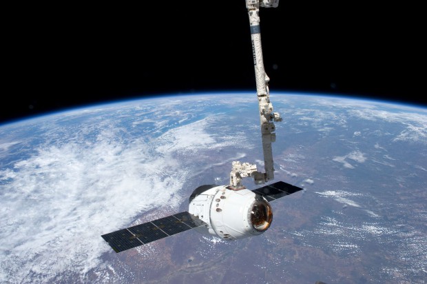 Der Roboterarm der ISS hat die Dragon eingefangen - Foto vom 25. Mai 2012. Am 31. Mai hat er sie wieder von der ISS weggeschwenkt und dann losgelassen. (Foto: Nasa)