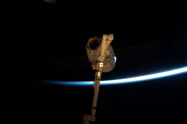 5 Tage und 16 Stunden war die Dragon bei ihrem ersten Besuch an der ISS angedockt. (Foto: Nasa)