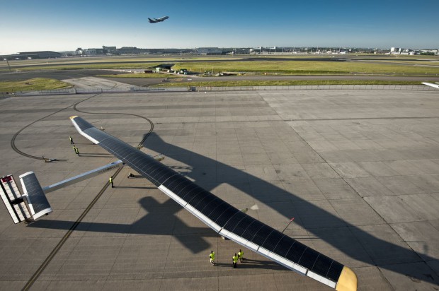 Solarzellen auf den Tragflächen produzieren Strom für die Propeller. (Foto: Solar Impulse/Jean Revillard)