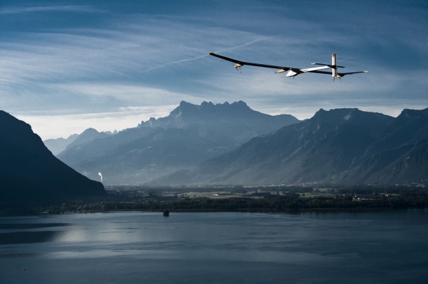 Von der Schweiz geht es... (Foto: Solar Impulse/Jean Revillard)