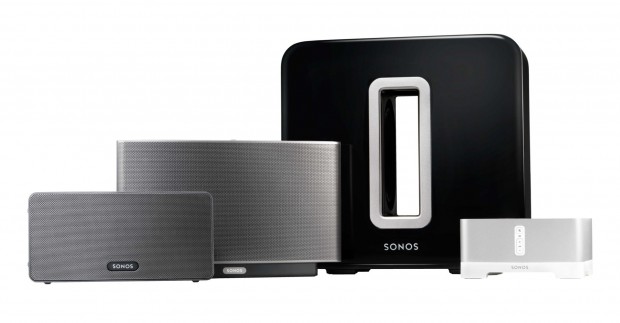 Sonos Sub - in schwarz zwischen Play:3, Play:5 und Connect:Amp (Bild: Sonos)