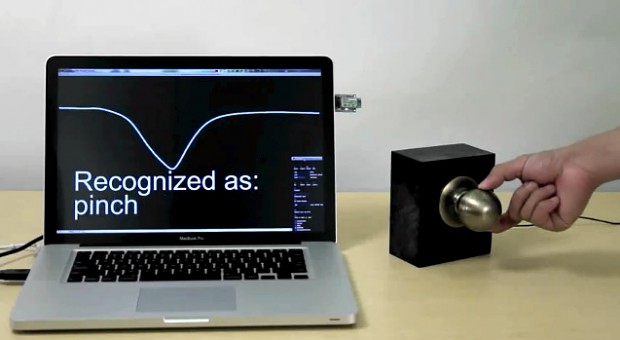 Touché erkennt ob und wie ein Türknauf angefasst wird - die Elektronik dafür muss nur mit einem Kabel angeschlossen werden (Screenshot Golem.de)