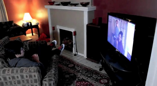 Ein Touché-Sofa erkennt ob jemand im sitzt oder liegt - und dimmt dann das Raumlicht (Screenshot Golem.de)