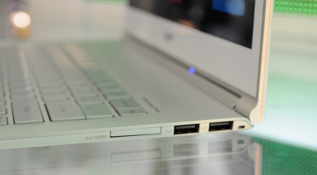 Anschlüsse rechts mit Cardreader