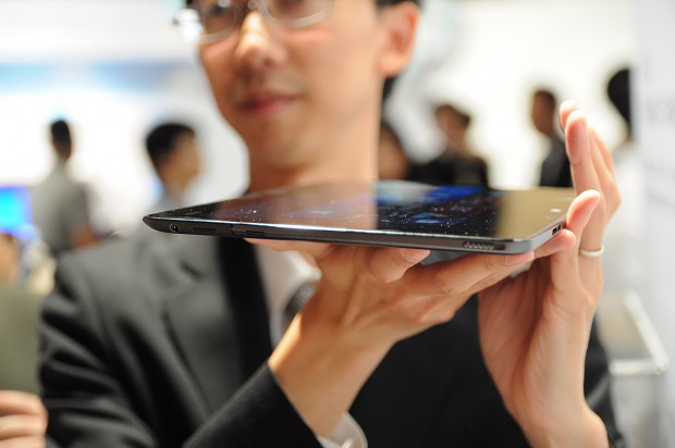 ... arbeitet mit einem Intel Atom und ist 8,7 mm dick (Bilder: Nico Ernst/Golem.de).